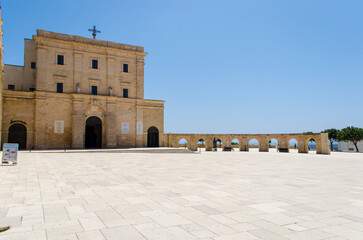 La piazza del santuario di Santa Maria di Leuca in Salento, Puglia, in una bella giornata di sole