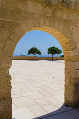 La terrazza del santuario di Santa Maria di Leuca in Salento, Puglia, vista attraverso un arco del porticato