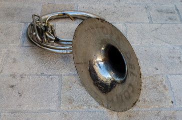 Un sousafono, strumento a fiato, appoggiato a terra durante una pausa della sfilata della banda...