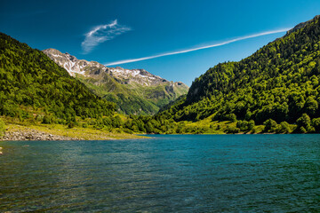 Petit lac de montagne avce un beau ciel bleu