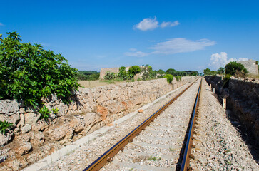 I binari del treno attraversano la campagna del Salento in Puglia nelle vicinanze di Ruggiano