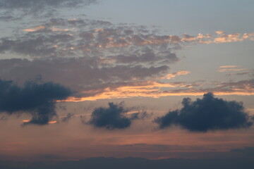 雨雲がまじる夕空