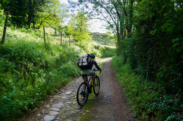 Un ciclista ercorre con la sua mountain bike la Via del Volto Santo, cammino che parte da Pontremoli e arriva a Lucca