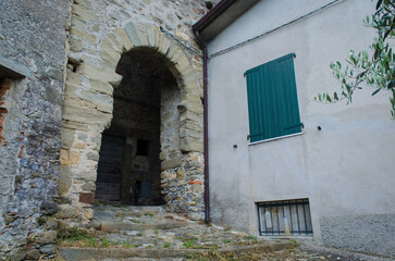 La salita che porta a un piccolo borgo della Garfagnana lungo la Via del Volto Santo, cammino che...