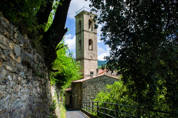 Fototapeta na wymiar Una piccola chiesa in un borgo della Garfagnana lungo la Via del Volto Santo, cammino che parte da Pontremoli e arriva a Lucca