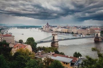Tableaux ronds sur aluminium brossé Budapest Thunderclouds on the parliament