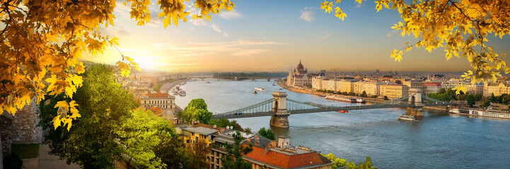 Naklejka premium Budapest at sunset in autumn