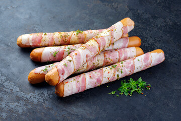 Traditionelle rohe Berner Bratwurst mit Käse und Schinken ummantelt angeboten als close-up auf...