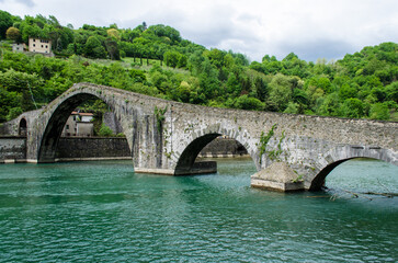 Il Ponte del diavolo, tipico ponte medievale a schiena di asino detto ponte gobbo, a Borgo a Mozzano in Garfagnana lungo la Via del Volto Santo, cammino che parte da Pontremoli e arriva a Lucca