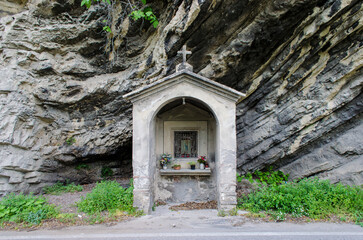 Una poccola cappella sotto uno sperone di roccia lungo la Via del Volto Santo, cammino che parte da Pontremoli e arriva a Lucca