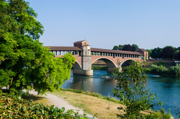 Il onte coperto di Pavia che attraversa il fiume Ticino in una giornata di sole