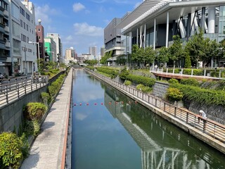 住宅街を流れる川