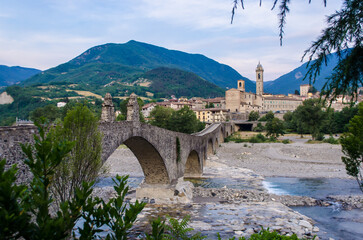 Il Ponte del diavolo, tipico ponte medievale a schiena di asino detto ponte gobbo, a Bobbio, lungo...