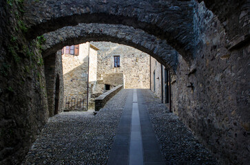 Fototapeta na wymiar Uno scorcio dell'interno del castello di Bardi, borgo lungo la Via degli abati, cammino che parte da Pavia e arriva a Pontremoli