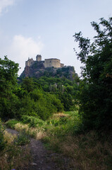 Il castello di Bardi, borgo lungo la Via degli abati, cammino che parte da Pavia e arriva a Pontremoli, visto dal basso