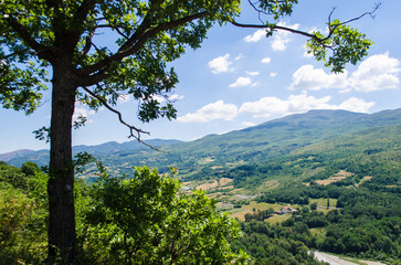 Il panorama delle montagne e colline appenniniche visto dal Passo del Borgallo lungo Via degli abati, cammino che parte da Pavia e arriva a Pontremoli