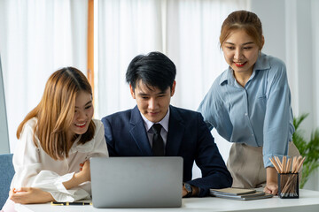 Obraz premium Asia business group meeting and discuss new startup concept projects Business team planning, strategic analysis and brainstorming with office paper reports.