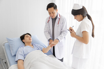 Obraz premium Professional doctor and nurse visiting checking recover male patient at hospital