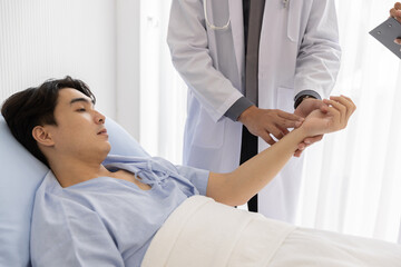 Obraz premium Professional doctor and nurse visiting checking recover male patient at hospital