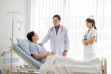 Obraz premium Professional male doctor and nurse caring visiting encourage male patient at hospital