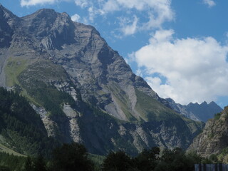 strates géologiques dans le massif des écrins, hautes alpes, proche briançon