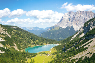 Fototapeta na wymiar Seebensee mit Blick auf Zugspitze