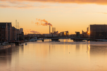 Obraz premium Frozen Copenhagen canal. Cold sunny winter sunset in Denmark Europe