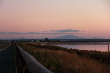 Obraz premium Sunset on the calm water of tha saline