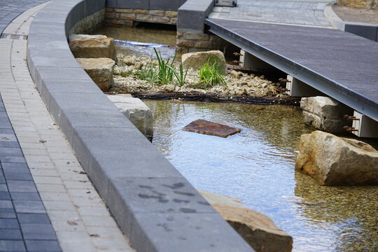 die Lutter in Bielefeld verl&auml;uft oberirdisch, wird mit Wasser gef&uuml;llt
