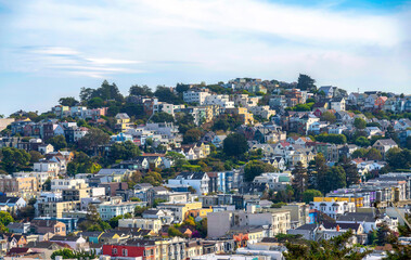 Obraz premium Rows of townhouses and apartment buildings on a sloped land in San Francisco, California
