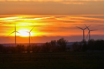 Windenergie im Sonnenuntergang