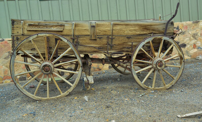 Obraz premium CALIFORNIA, USA - NOVEMBER 29, 2019: an old cart from the times of westernization and cowboys in the interior near a store in California