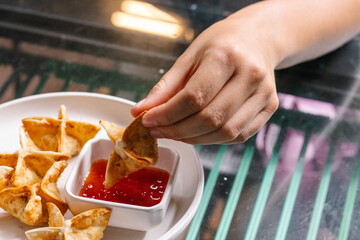 empanada tipo wonton de cangrejo con salsa agridulce 