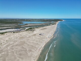 Vue aérienne d'une plage en pleine saison touristique,