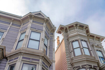 Obraz premium Townhouses in a low angle view with ornate wall claddings and trims at San Francisco, California