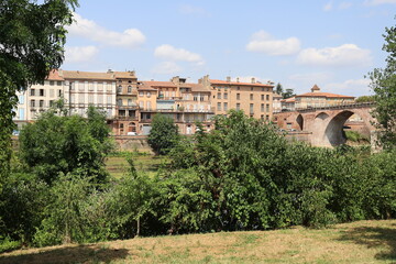 Fototapeta premium Vue d'ensemble de la ville, ville de Montauban, département du Tarn et Garonne, France