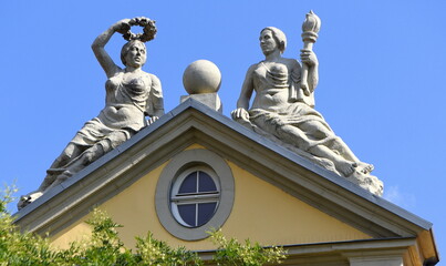 Fototapeta na wymiar Statuen auf dem Giebel des Hauses 