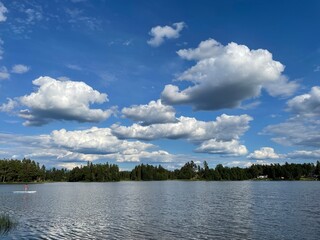 Dramatische Wolken über See