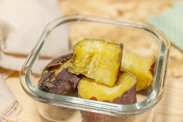 ガラス容器に入った蒸し芋