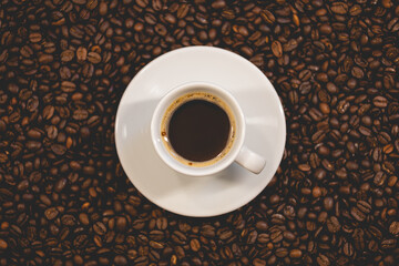 Tasse à café avec des grains de café en arrière plan