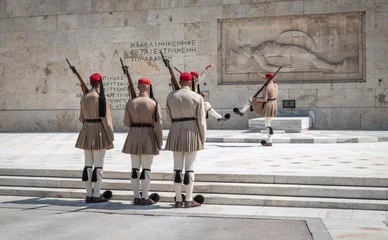 Gardinen Changing of the guards, Athens, Greece. Evzones or Greek Presidential guard in traditional uniform.  © Nancy Pauwels