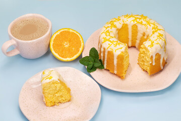 bolo fresco de laranja com um delicioso café;