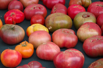 Fresh heirloom tomatoes on display at a farmers market
