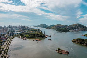 Imagem a&eacute;rea de todo o canal de Vit&oacute;ria, com vista para a cidade de Vit&oacute;ria e Vila Velha, Morro do Moreno, Convento da penha e .Terceira ponte . 