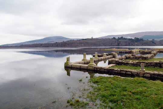 Campamento militar romano de Aquis Querquennis (siglos I y II d.C.), inundado por las aguas del embalse. Bande, Ourense, Espa&ntilde;a.