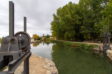 Canal de Castilla en Frómista en la parte alta de la esclusa. Palencia, Castilla y León, España.