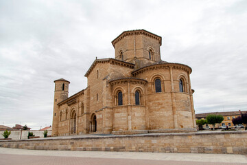 Iglesia de San Martín de Tours (siglo XI). Está considerado como uno de los principales prototipos de románico europeo. Frómista, Palencia, España.