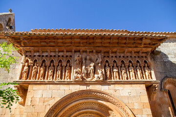 Detalle del friso escultórico de la portada de la fachada sur de la iglesia de san Juan Bautista....