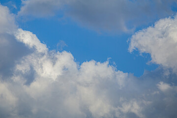 Fototapeta na wymiar blue sky with white fluffy cumulus clouds
