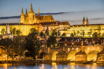 Fototapeta premium Charles bridge and the Prague castle at night, Czech Republic.